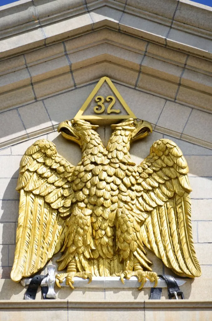 Academia Maçônica Regular 2 Centro Maçônico de Rito Escocês - águia de duas cabeças no pedimento