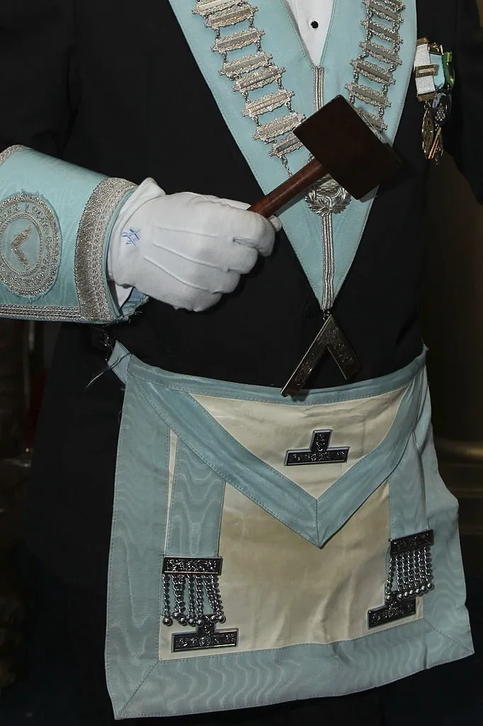 Academia Maçônica Regular 4 Maçom vestido na cor azul