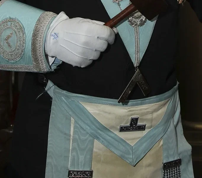 Maçom vestido na cor azul